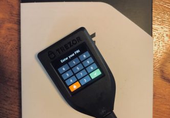 trezor-model-T-kriptopénz-mycryptoption-hardver-wallet-kriptopénz-tárca-3