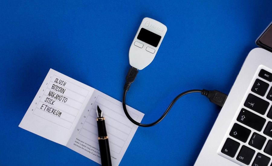 trezor-one-kriptopénz-hardware-wallet-kriptopénz-tárca-bitcoin-ethereum-mycryptoption
