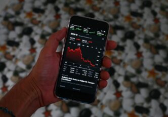 Bezuhant a kriptopiac. 2 éves mélyponton a Bintcoin árfolyam. Visszalépett a Binance CEO-ja