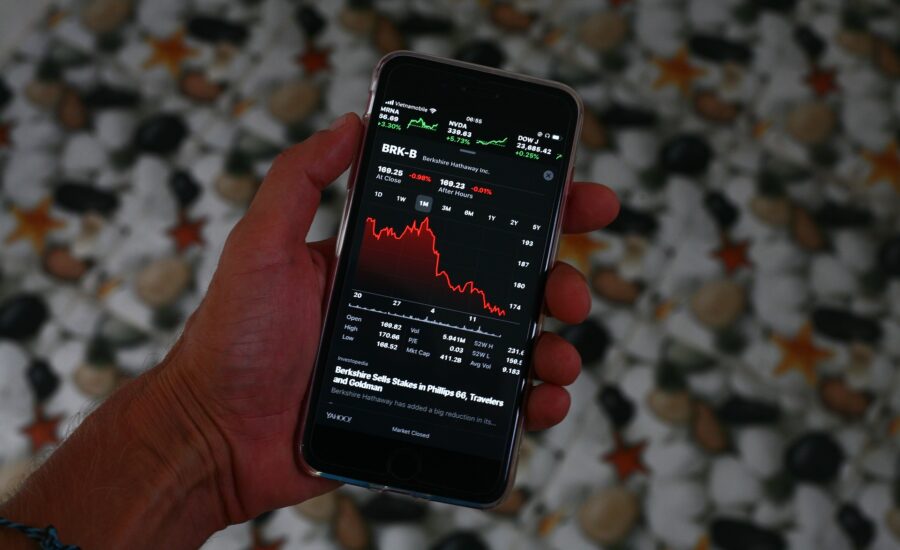 Bezuhant a kriptopiac. 2 éves mélyponton a Bintcoin árfolyam. Visszalépett a Binance CEO-ja